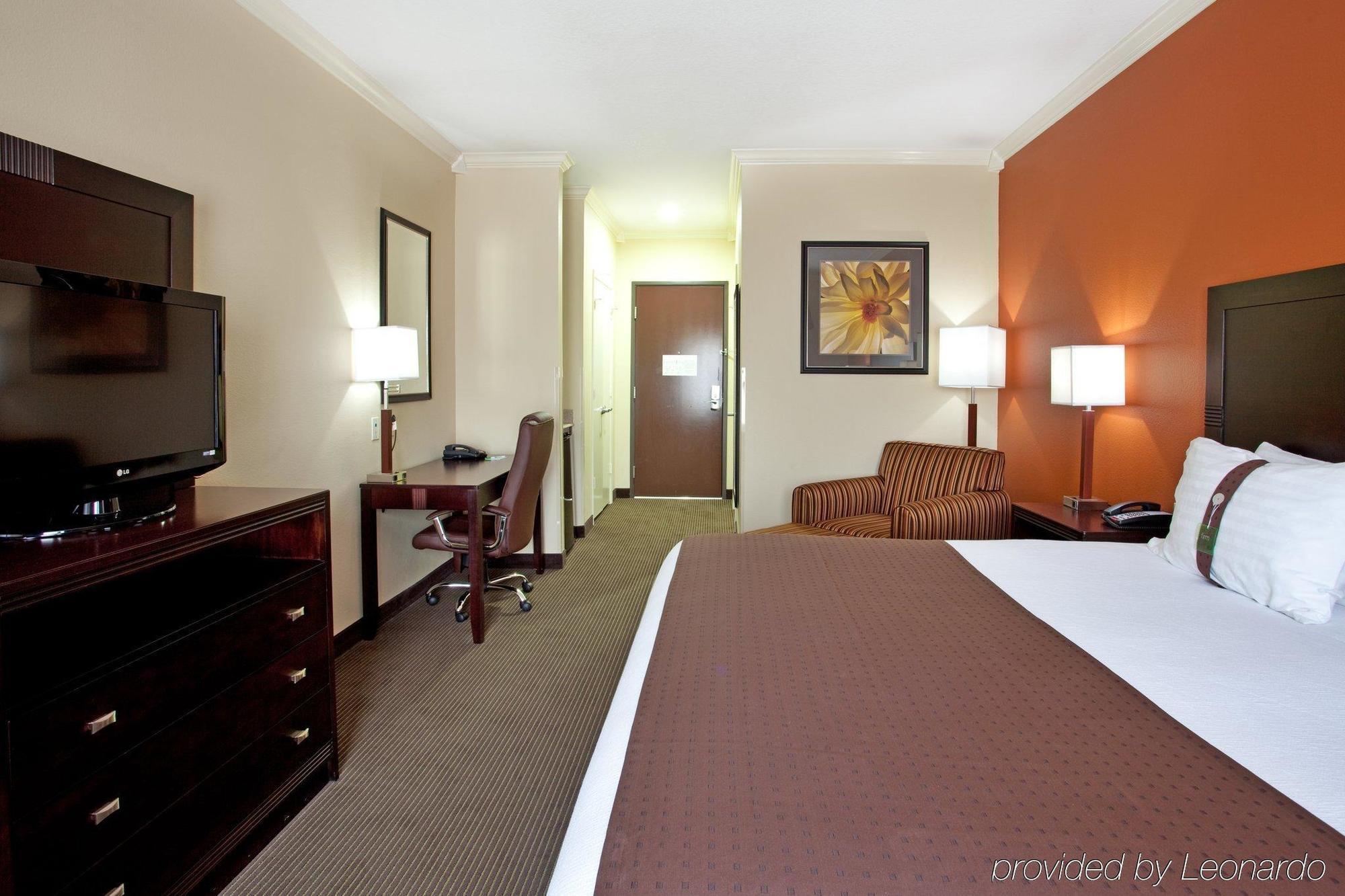 Wyndham Lake Charles Hotel Room photo