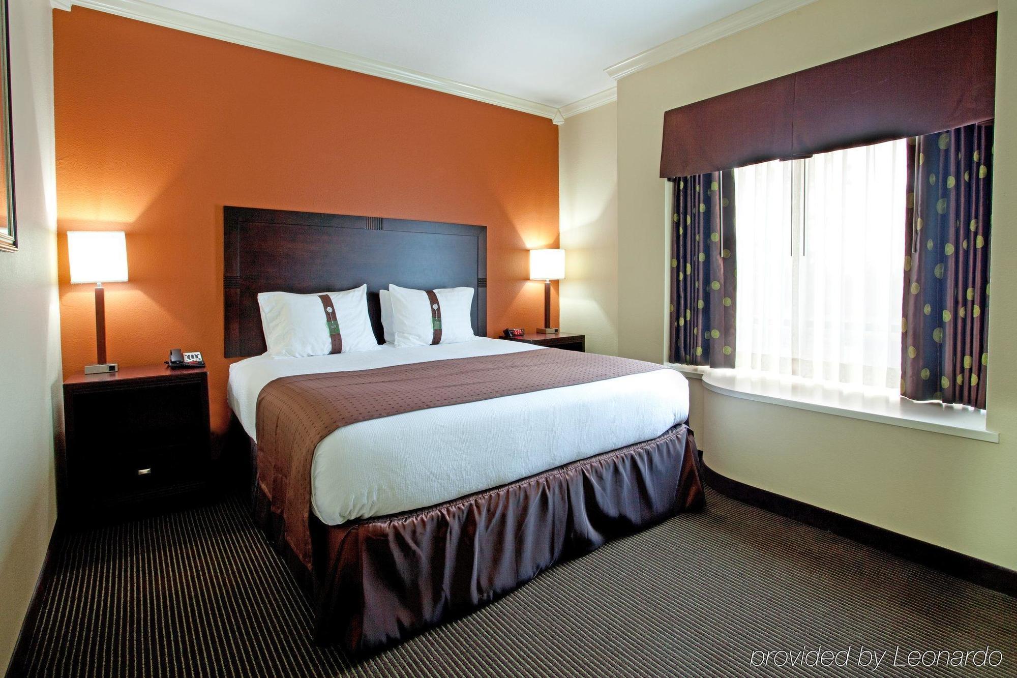 Wyndham Lake Charles Hotel Room photo