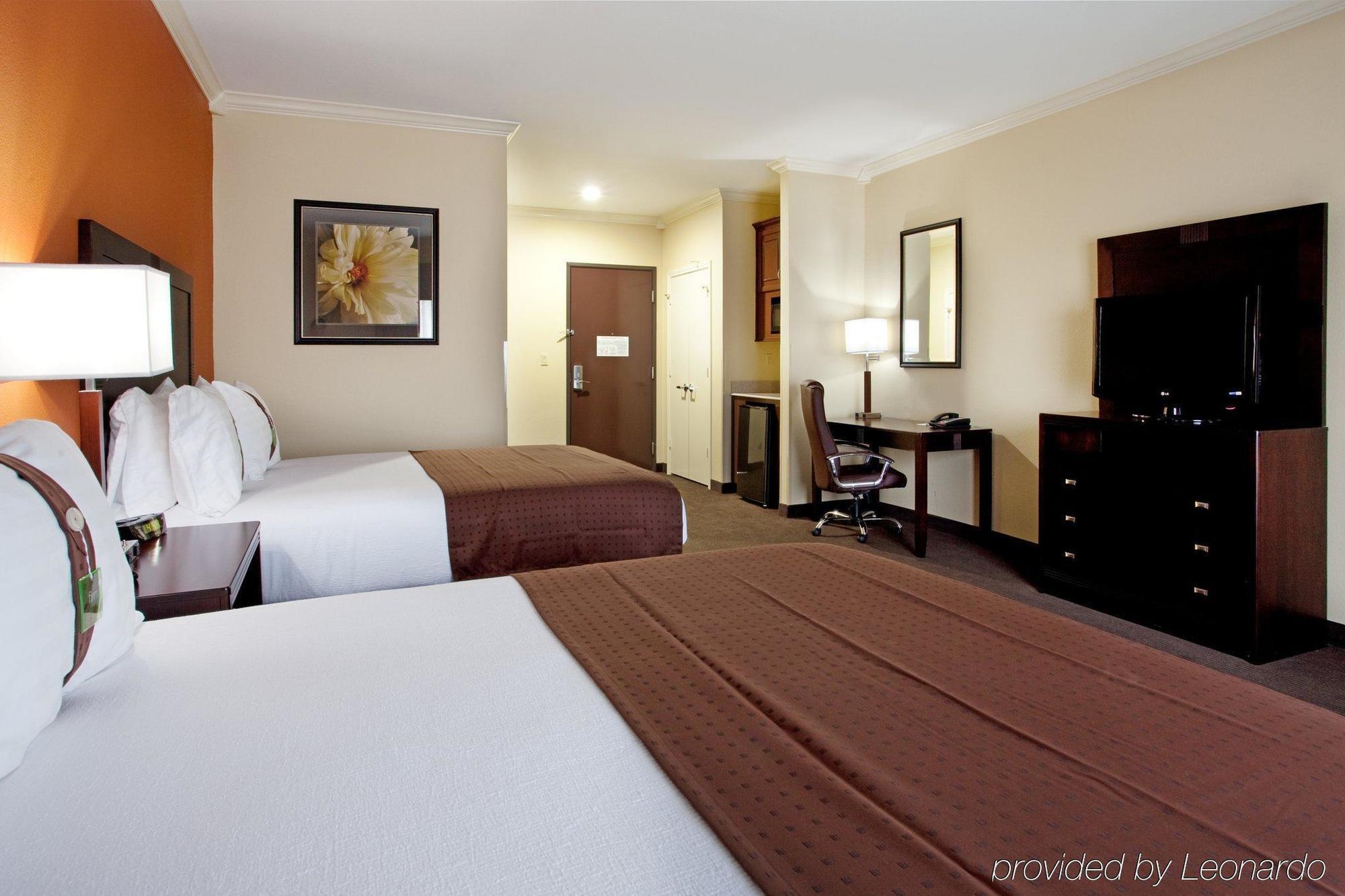 Wyndham Lake Charles Hotel Room photo